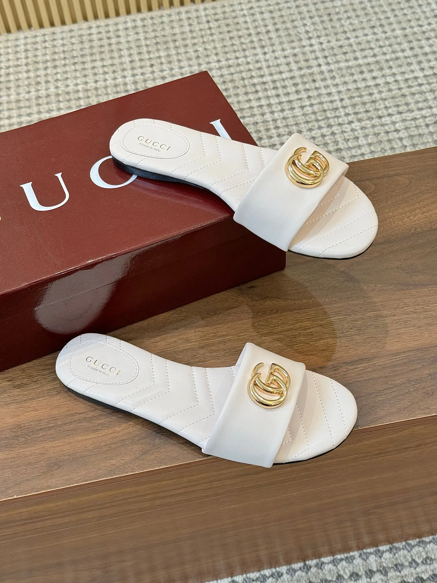 👟👟Ex-factory price 440👟👟 💯💯💯Gucci 2025 spring and summer latest popular slip-on sandals series... [Round toe] Latest double G buckle. Embroidery style Original quality 🍃Original European style, 💥perfect on the feet💃💃When worn with this shoe, it is elegant and crystal clear. No matter the materials of the accessories, they are all customized one by one. You must go to get the original version. The whole series is full of exciting and innovative elements. The texture of different materials, the texture of the materials, and the expression of the materials have a strong artistic atmosphere... ❶ Upper: imported cowhide ❷ Inner lining: customized imported sheepskin ❸ Foot pads: customized imported sheepskin ❹ Outsole: imported Italian genuine leather outsole ❺ Heel height: 1.5CM ❻ Packaging: Original full set of packaging ❼ Code number: 35-43 (41.42.43 customized is not returnable)